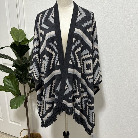 Left on Houston Women's Southwestern Oversized Open Poncho Sweater Size XS/S - Picture 2 of 7
